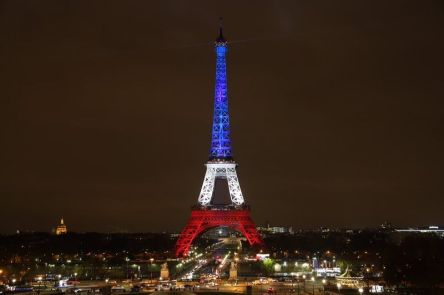 The_Eiffel_Tower_lit_up_in_French_colours_after_the_November_2015_Paris_attacks